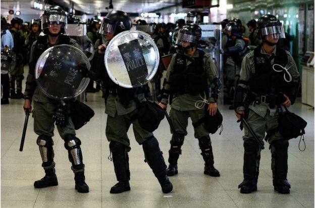 香港防暴警察在香港中环地铁站内戒备