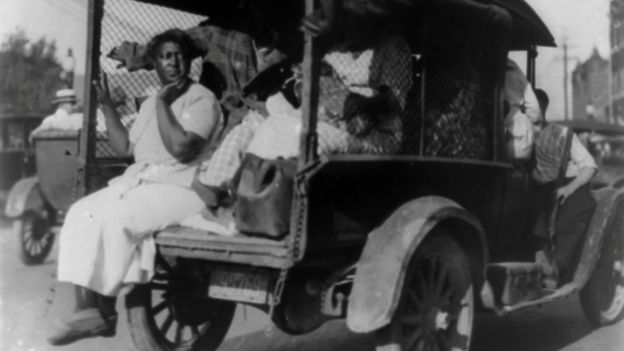 Mujer afroestadounidense en un vehículo en Tulsa Oklahoma, en 1921