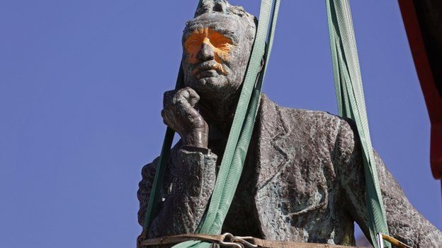 Rhodes statue in Cape Town