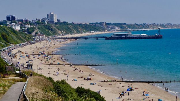 Heatwave hits the UK - BBC News