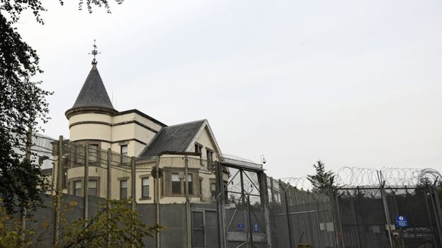 Fachada del Centro de Expulsión de Inmigrantes de Dungavel, en Escocia.