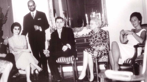 Caridad Mercader en la embajada cubana en París. Hacia 1962.