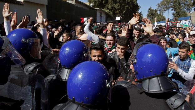 Anti-riot police face off against students in Algiers