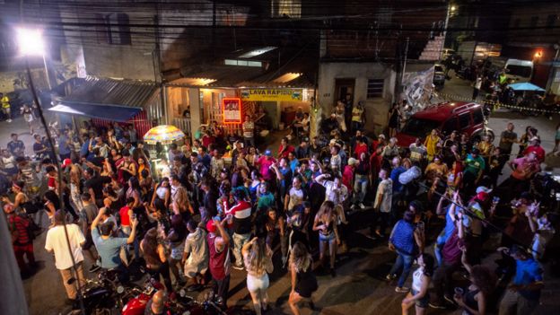 Fiesta en la favela Jaguaré en Sao Paulo, Brasil.