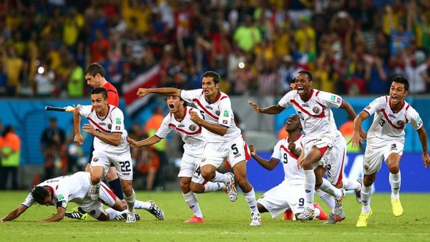 Jugadores de Costa Rica celebran el triunfo en octavos de final contra Grecia en el Mundial de Brasil 2014.