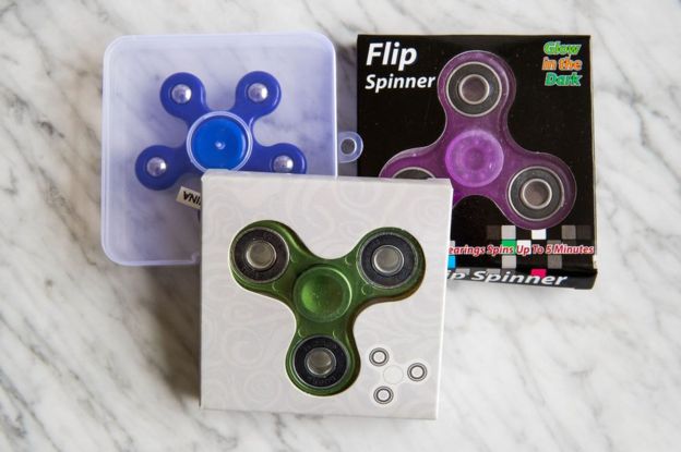 Tres fidget spinners