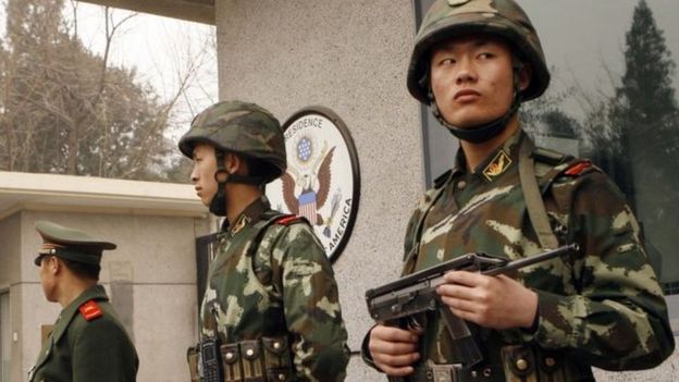 பீஜிங்கில் உள்ள அமெரிக்க தூதரகத்தில் காவல் பணியில் உள்ள சீன போலீசார்