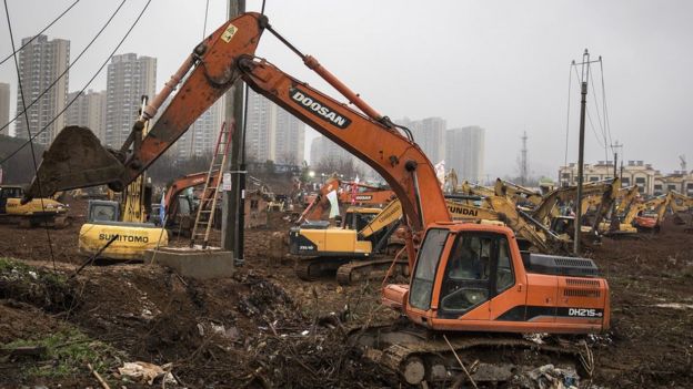 Máquinas excavadoras en el lugar donde se construirá un nuevo hospital en Wuhan