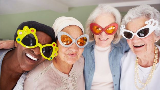 Grupo de mujeres con lentes divertidos