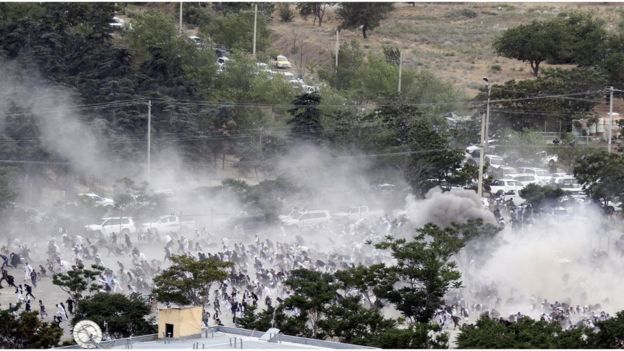 Humo se levanta durante el funeral