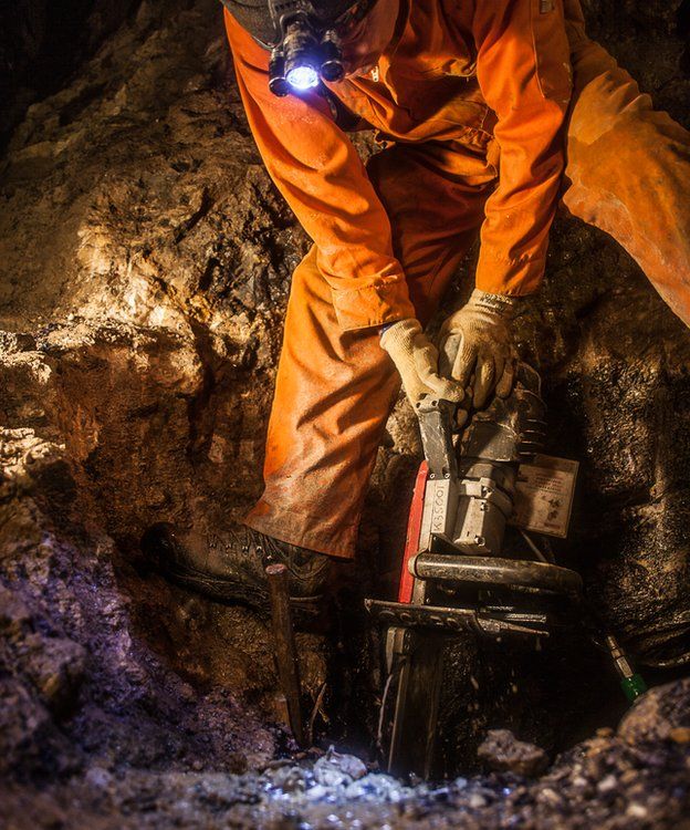 First Blue John vein in 150 years found in Derbyshire Peak District