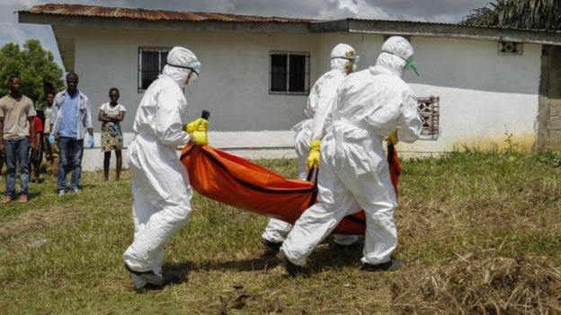 Mais uma epidemia mortal se espalha pela África _100300217_febre4