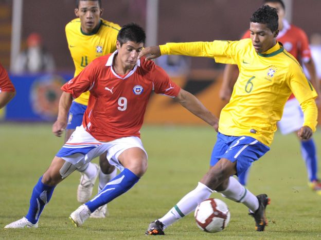 Pinto juega un partido contra Brasil.