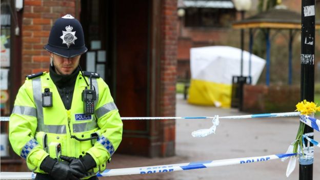 Un policía vigila la zona de Salisbury en que se produjo el ataque contra Skripal y su hija.