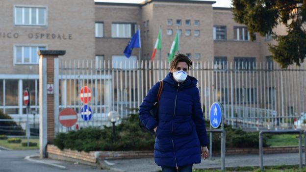Enfermeira com máscara na saída de hospital em Codogno, Itália