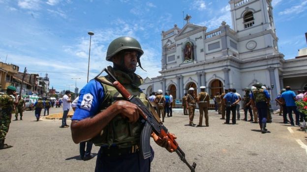Las fuerzas de seguridad de la isla acordonan el área alrededor del santuario de San Antonio en la capital, Colombo.