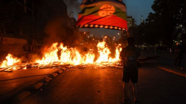 Rua de Santiago fechada por barricadas de manifestantes