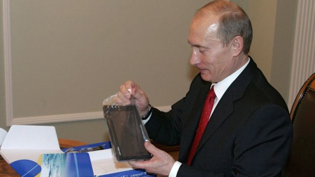 Владимир Путин рассматривает спутниковый навигатор Glospace Ново-Огарево, 29 декабря 2007 года)