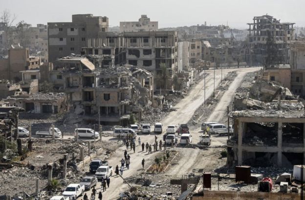آثار دمار في الرقة "عاصمة الخلافة" بعد أن هزمت قوات سوريا الديمقراطية المدعومة من التحالف الدولي، مسلحي التنظيم منها في 20 أكتوبر/تشرين الأول 2017
