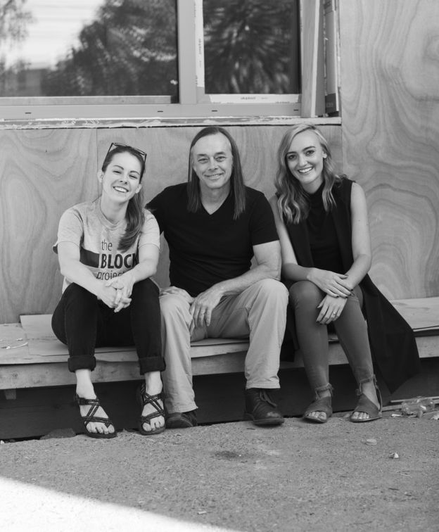 O arquiteto Rex Hohlbein (C) criou o Block Project em Seattle ao lado da filha, a também arquiteta Jenn LaFreniere (E), na foto com Sara Vander Zanden (D). A ideia do projeto é envolver a comunidade inteira e, no futuro, instalar em cada quarteirão da cidade uma microcasa para abrigar alguém que vivia como sem-teto.