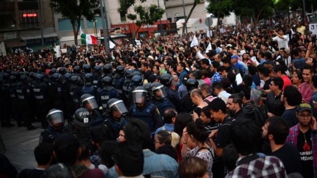 Mexico: Thousands of demonstrators demand President Nieto's resignation ...