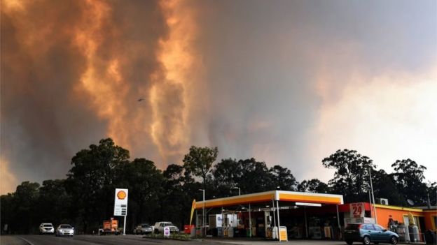 A fire threatens the town of Tahmoor on Thursday