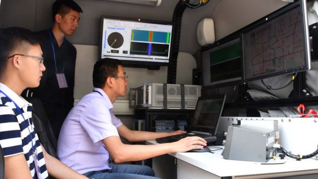 6月7日，在山東省濟南中學高考考點，3名濟南市無線電管理辦公室的工作人員在車內進行無線電監測工作。