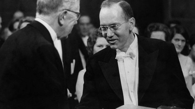 Charles Townes en 1964, recibiendo el premio Nobel de Física.