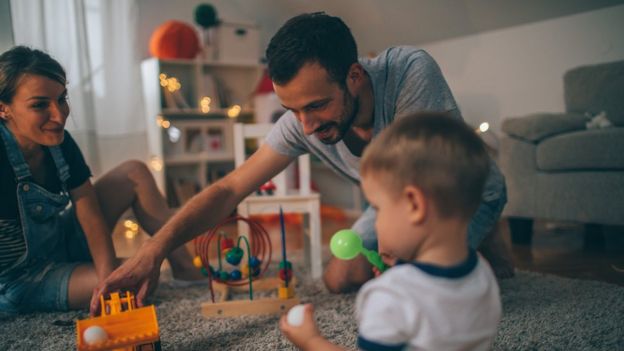 الرجال أكثر عرضة للمشاركة في مسؤوليات الأسرة ورعاية الطفل
