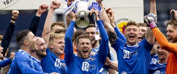 St Johnstone's David Wotherspoon lifts the Scottish Cup
