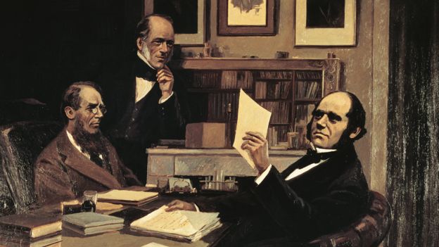 Joseph Hooker, Charles Lyell y Charles Darwin en el escritorio de Darwin en su casa en Kent, Inglaterra