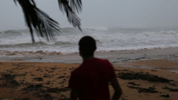 niño mira el mar picado