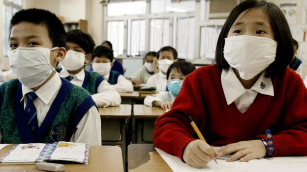 2003年非典型肺炎传入香港后，当地中小学生被要求上课都要戴着口罩，防止传染。