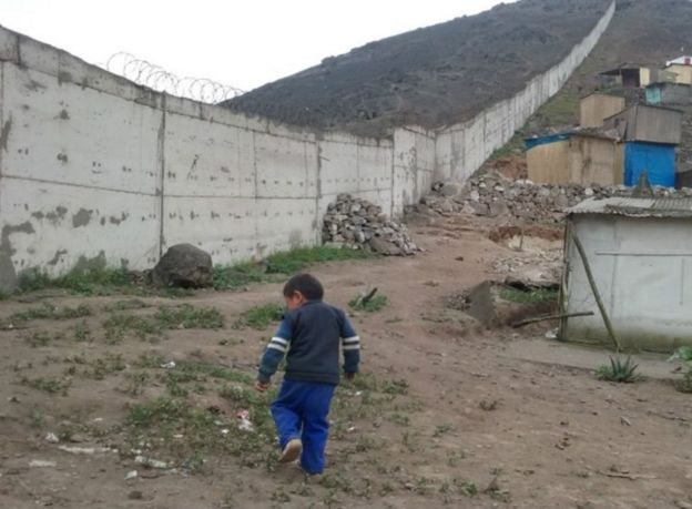 Niño en un barrio pobre de Lima.