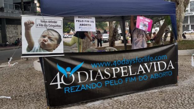 Barraca do grupo protestando em frente ao hospital