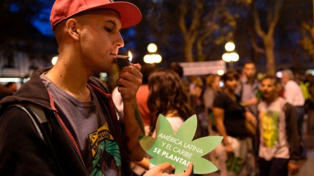 Joven fumando marihuana en Uruguay.