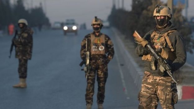 Militares en los alrededores del Hotel Intercontinental de Kabul.