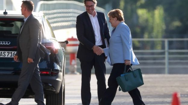 Merkel durante reunião sobre emissões de diesel de veículos alemães, em 24 de junho