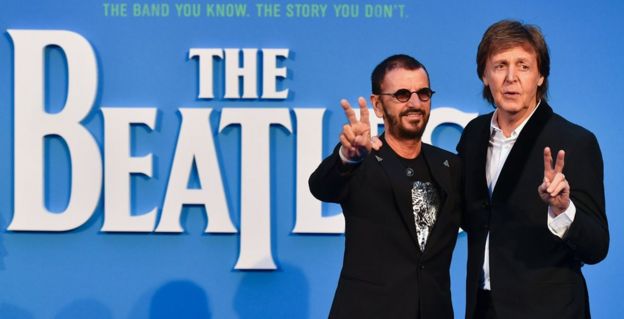 Ringo Starr (izquierda) y Paul McCartney frente al cartel de al emisión especial del documental 'The Beatles Eight Days A Week: The Touring Years' en Londres el 15 de septiembre de 2016.