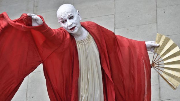 Lindsay Kemp performing Kemp Dreams Kabuki Courtesan in Florence, Italy, in June 2017