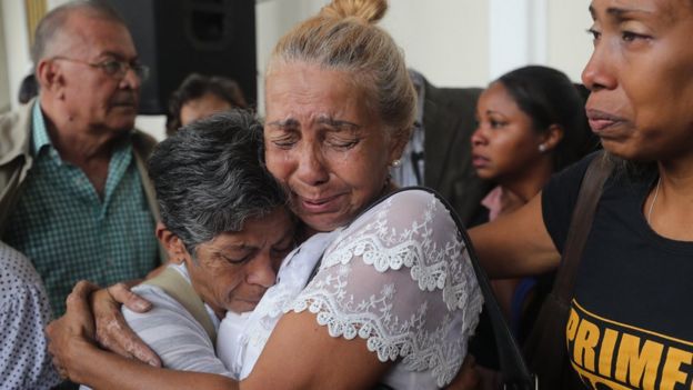 Mujeres emocionadas en el funeral de Fernando Albán