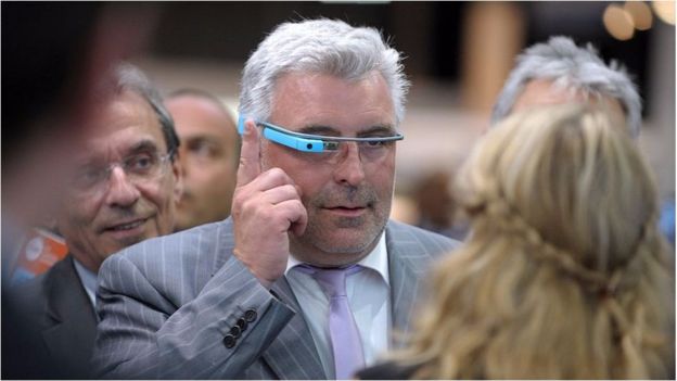 Un hombre con las Google Glass.