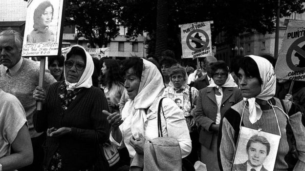 Madres de la Plaza de Mayo en una marcha en 1986