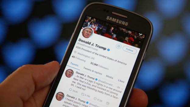Celular que muestra la cuenta de Twitter de Donald Trump