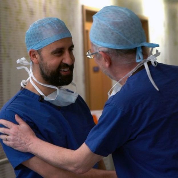 Médicos se cumprimentam após operação de Safa e Marwa em hospital em Londres