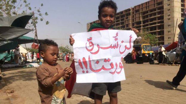 الحريات - ثوار السودان الأحرار يطالبون بحل المجلس العسكري الانقلابي وتشكيل حكومة مدنية _106456717_gettyimages-1136440799