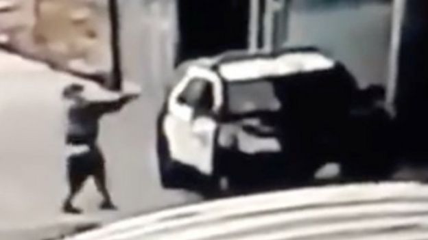 مشتبه به يطلق النار على سيارة الشرطة، وفق صورة نشرتها شرطة لوس أنجليس