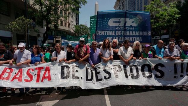 Protesta en Argentina ante los despidos.