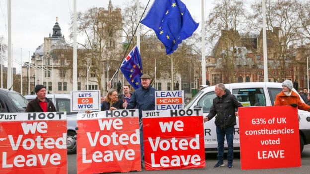 Manifestantes a favor del Brexit con carteles que dicen 