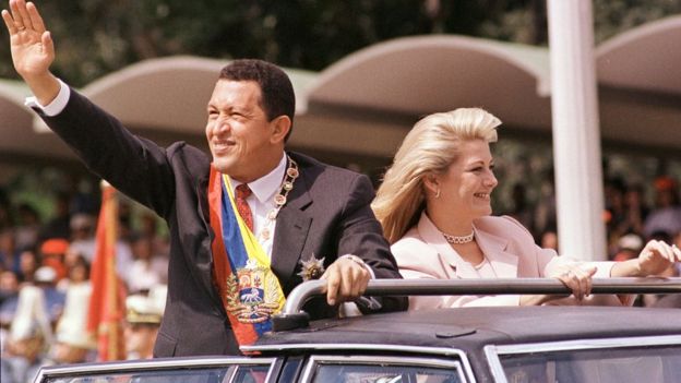 Hugo Chávez e sua esposa Marisabel Rodriguez de Chavez, em passeata em fevereiro de 1999